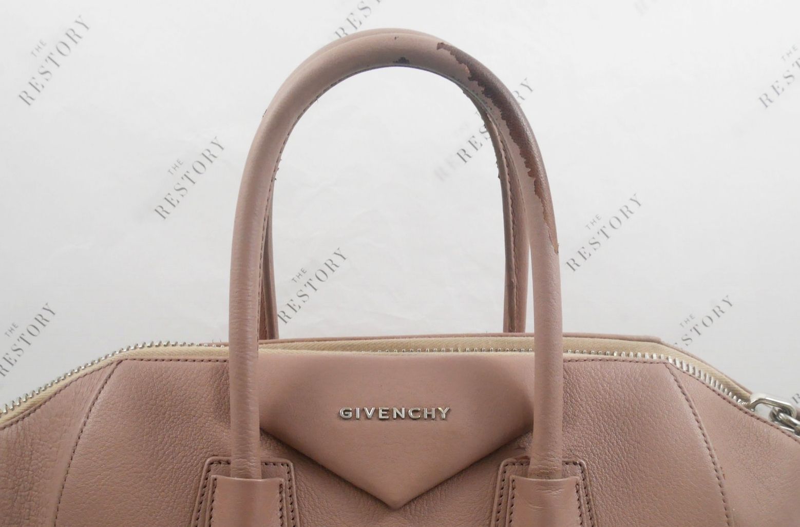 The rear side of the rear tag  Givenchy antigona, Givenchy bag